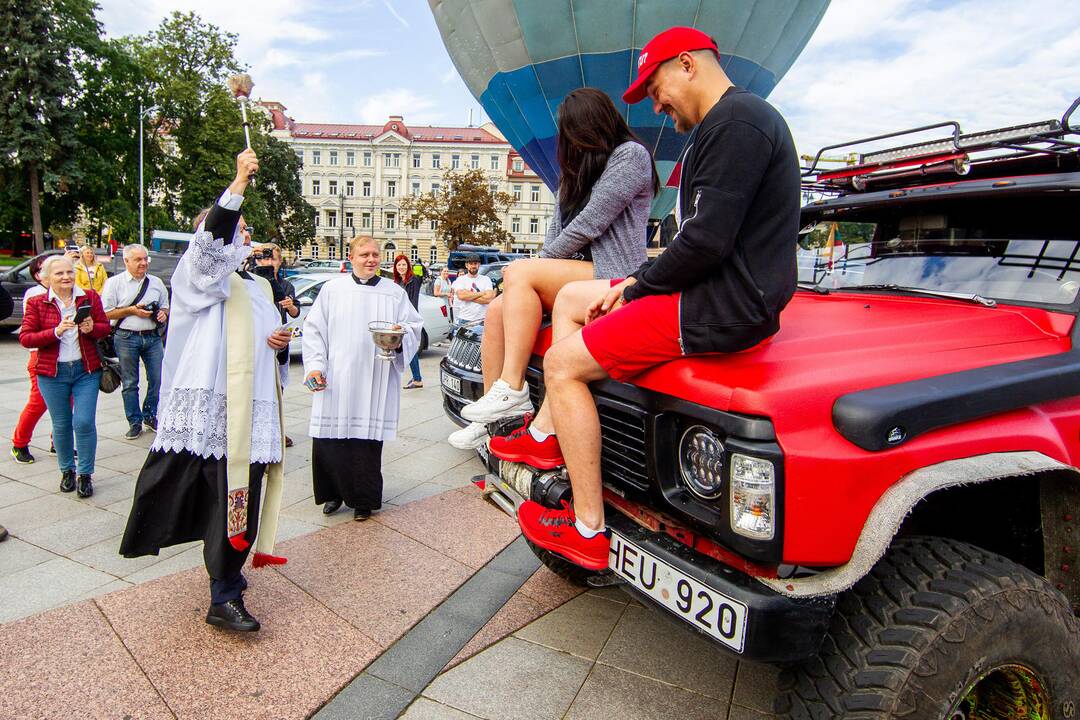 Į Taliną pajudės automobilių kolona