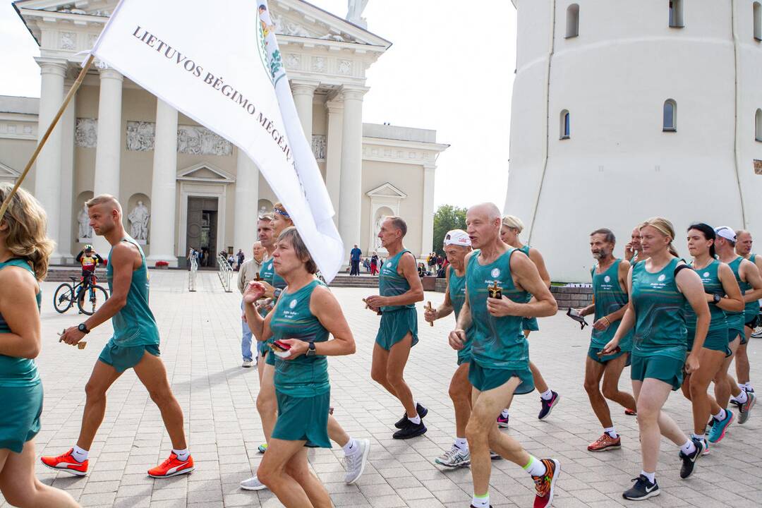 Startavo tradicinė estafetė Baltijos keliu