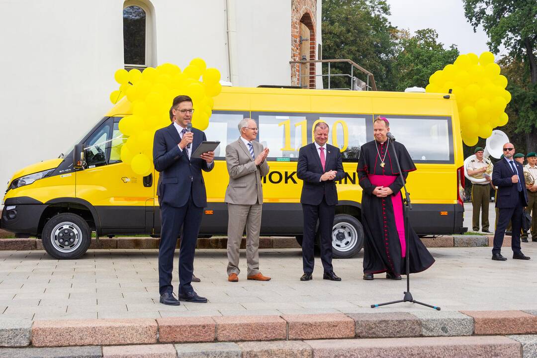 Nauji autobusiukai perduoti mokykloms