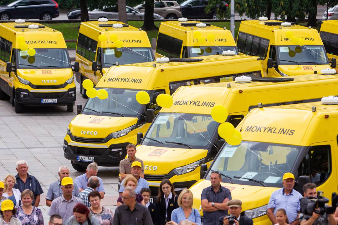 Nauji autobusiukai perduoti mokykloms