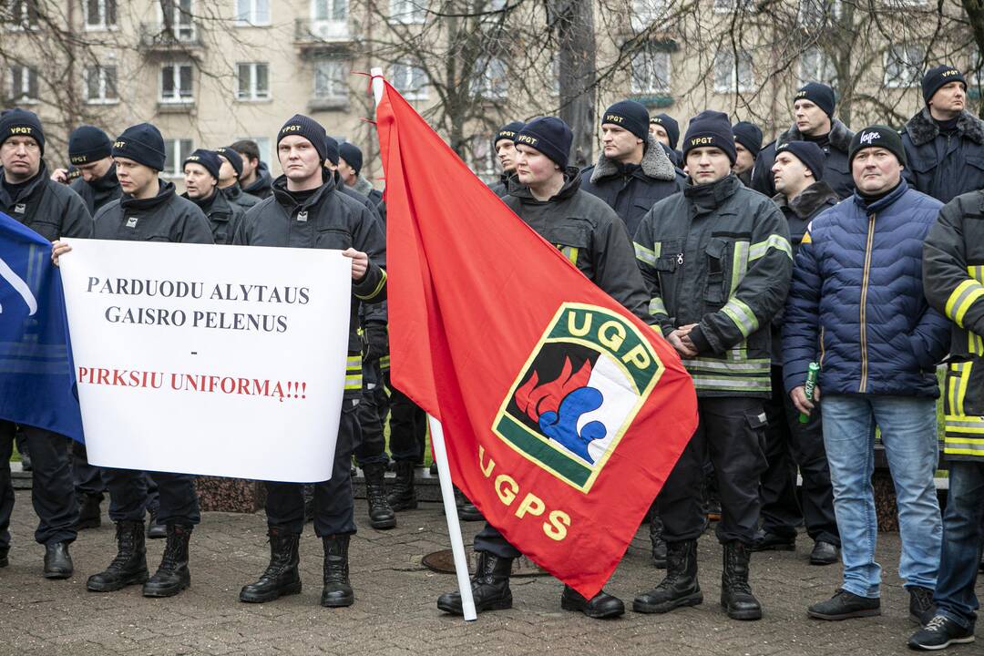 Pareigūnų protestas prie Seimo