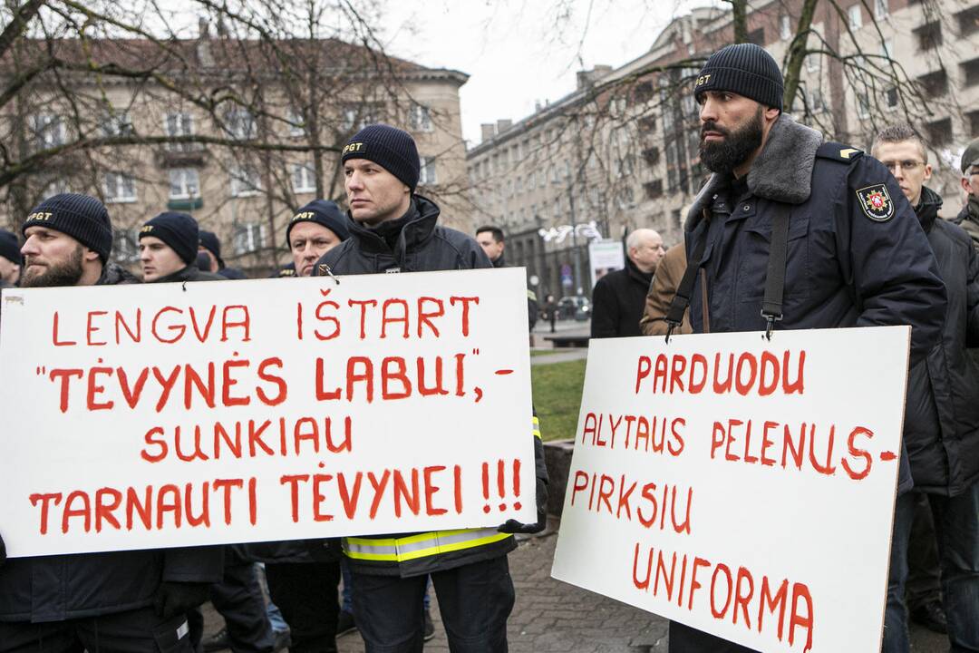 Pareigūnų protestas prie Seimo