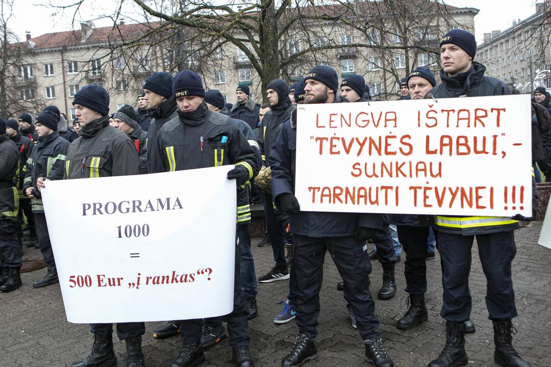 Pareigūnų protestas prie Seimo