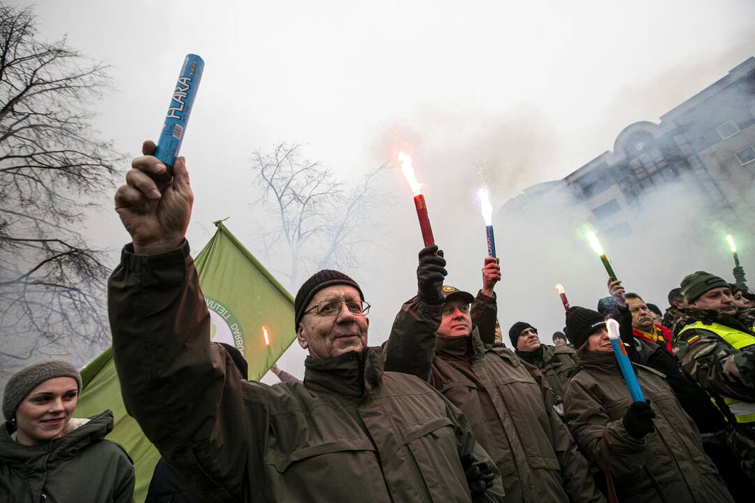 Pareigūnų protestas prie Seimo