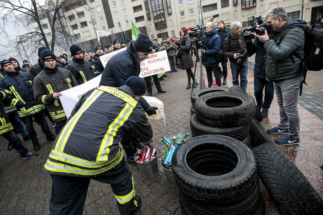 Pareigūnų protestas prie Seimo