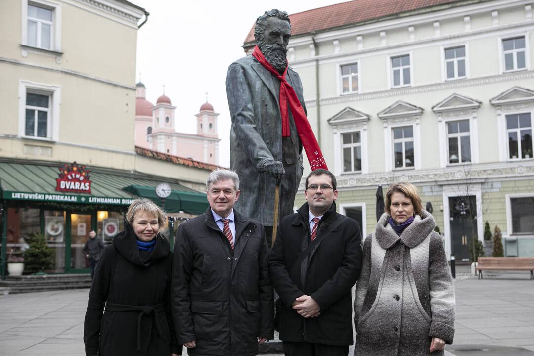 Kroatai J. Basanavičių papuošė kaklaraiščiu