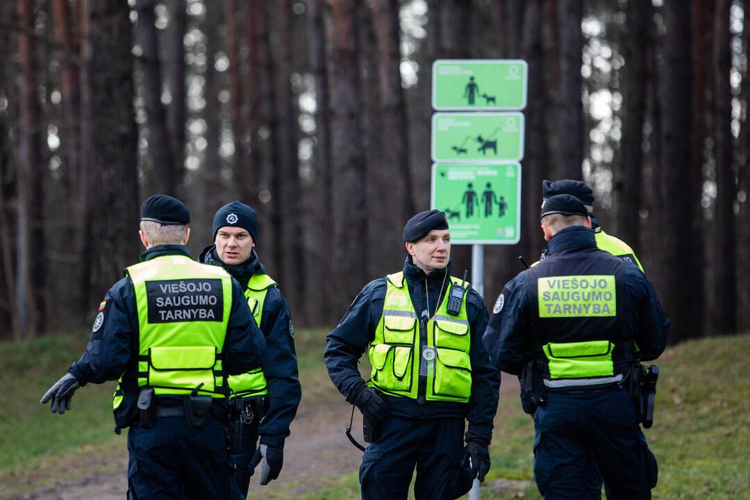 Viešose vietose būriuojasi žmonės: policija įspėja, gali griežtinti kontrolę