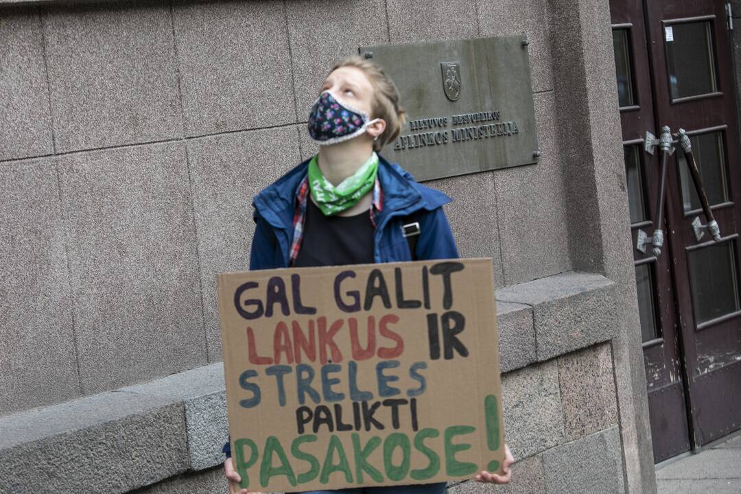 Aktyvistų protestas prieš medžioklę lankais