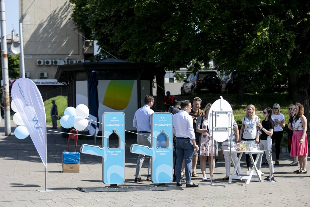 Mobiliųjų vandens gertuvių sostinėje atidarymas