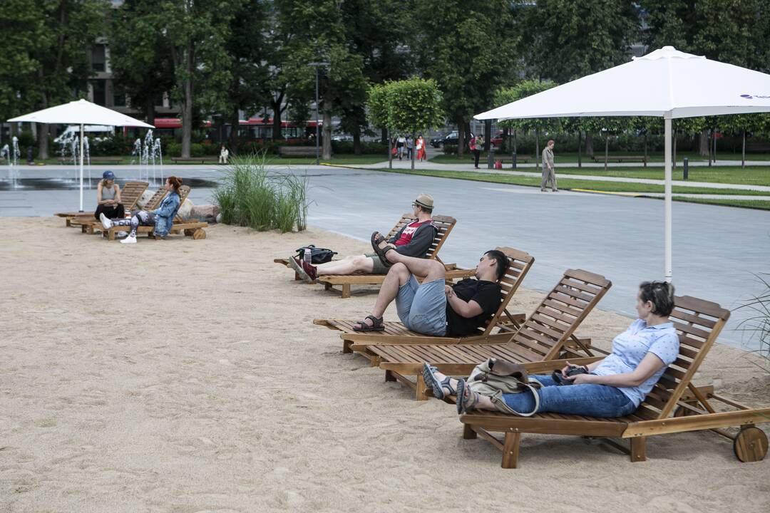 Lukiškių aikštėje atidarytas paplūdimys