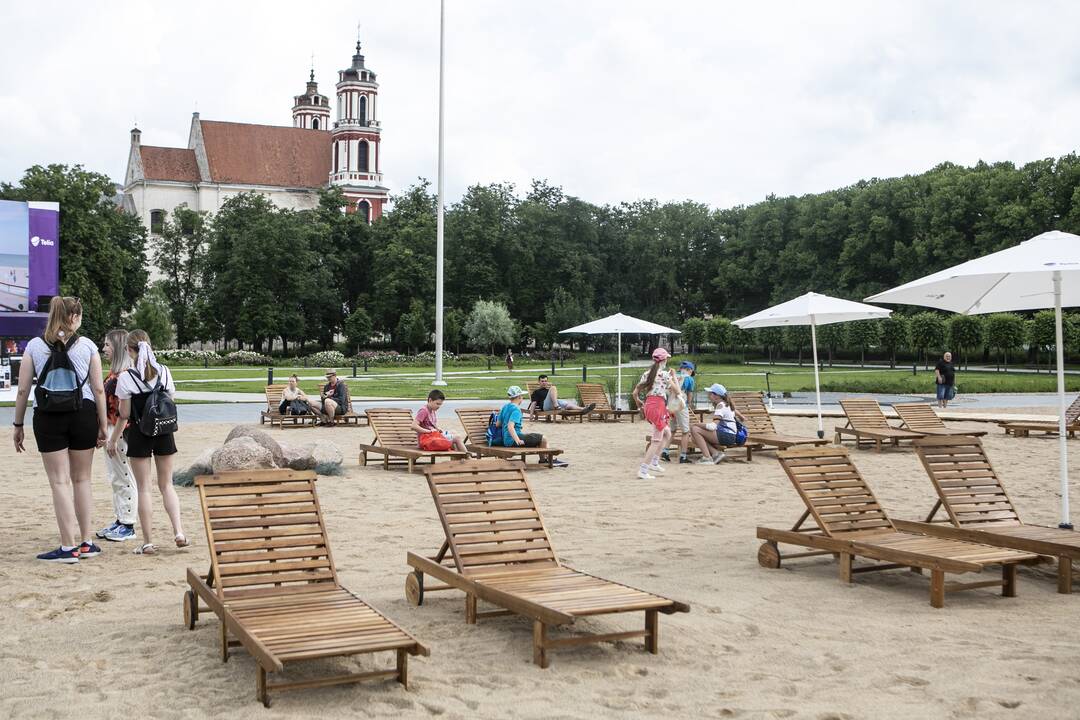 Lukiškių aikštėje atidarytas paplūdimys