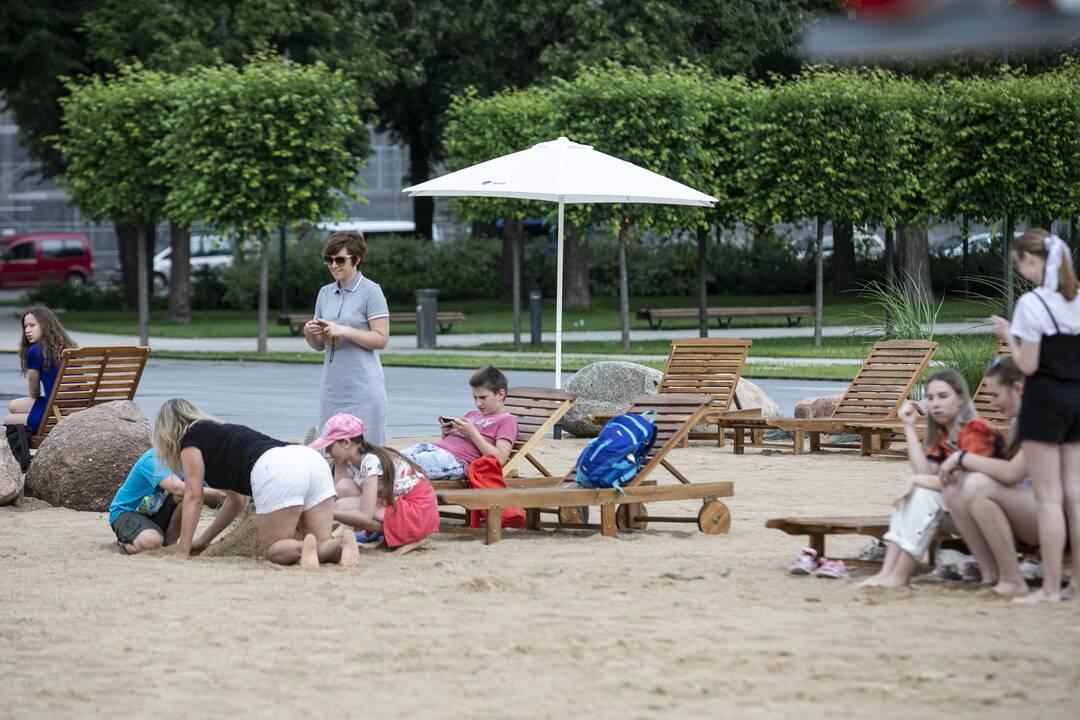 Lukiškių aikštėje atidarytas paplūdimys