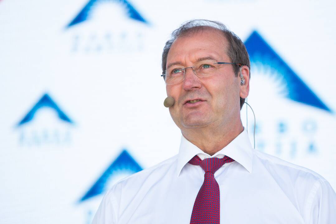 Birželio viduryje V. Uspaskichas atsistatydino iš Darbo partijos pirmininko pareigų