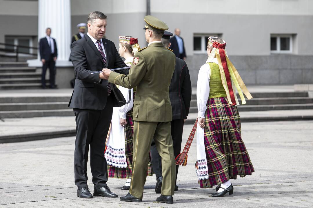 Kariūnams suteiktas pirmasis karininko laipsnis