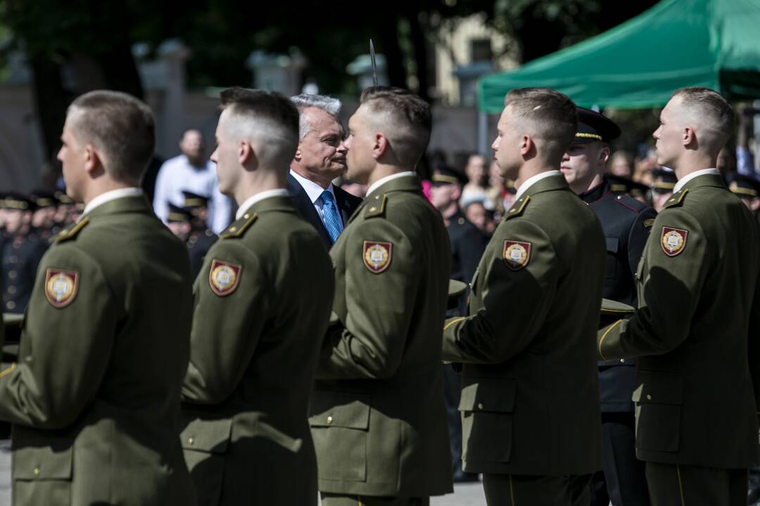 Kariūnams suteiktas pirmasis karininko laipsnis