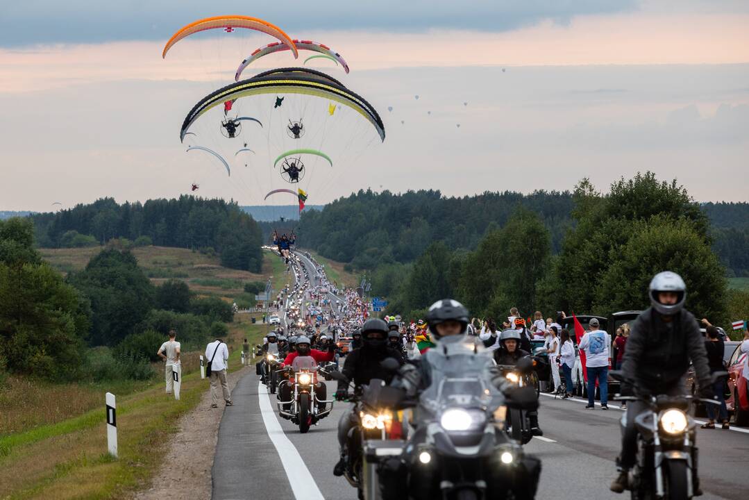 Dėl galimo Lietuvos oro erdvės pažeidimo sekmadienį per „Laisvės kelią“ pirmadienį įteikta nota Baltarusijai.