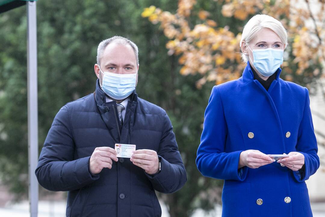 Parlamentarams įteikiami Seimo nario pažymėjimai