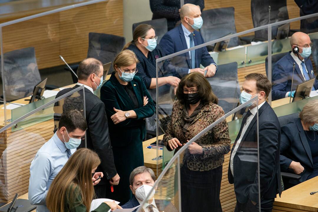 Seime – konfliktas dėl nuotolinio darbo: opozicija nori posėdžiauti gyvai