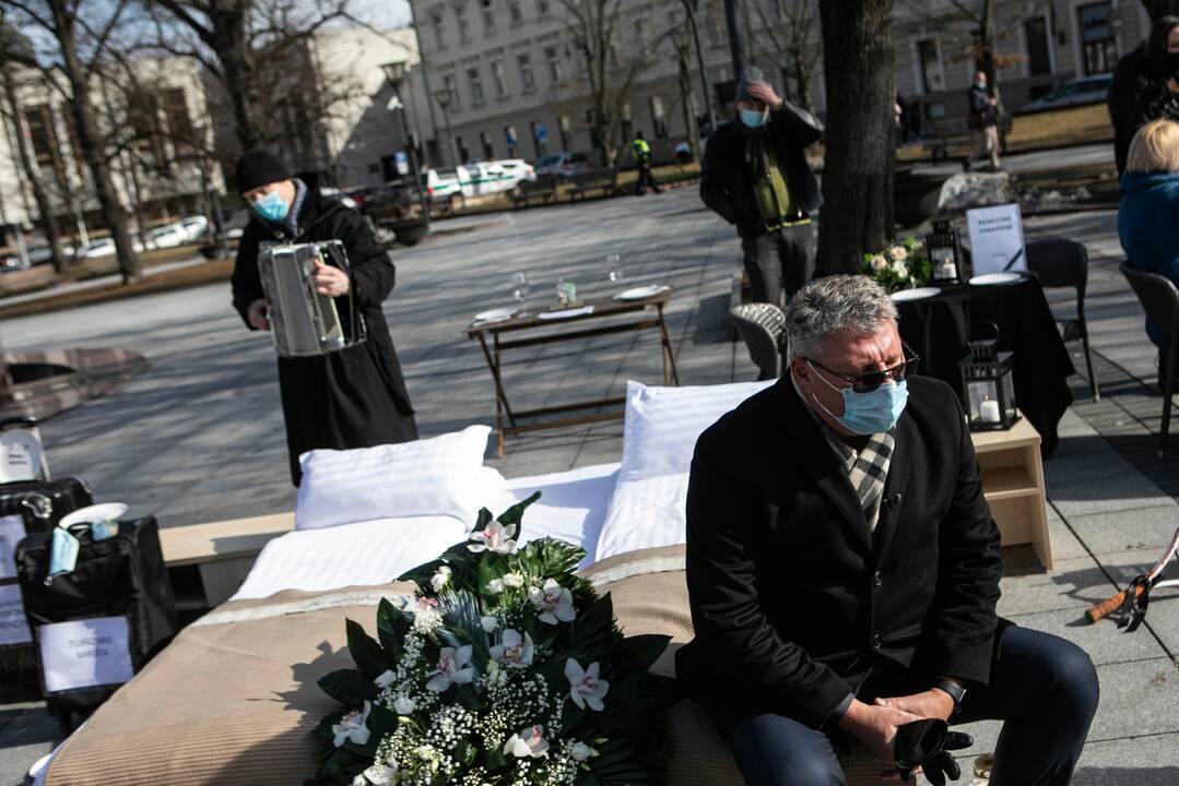 Nuo karantino suvaržymų nukentėjusių viešbučių ir restoranų atstovai susirinko į „paskutine vakariene“ pavadintą protesto akciją