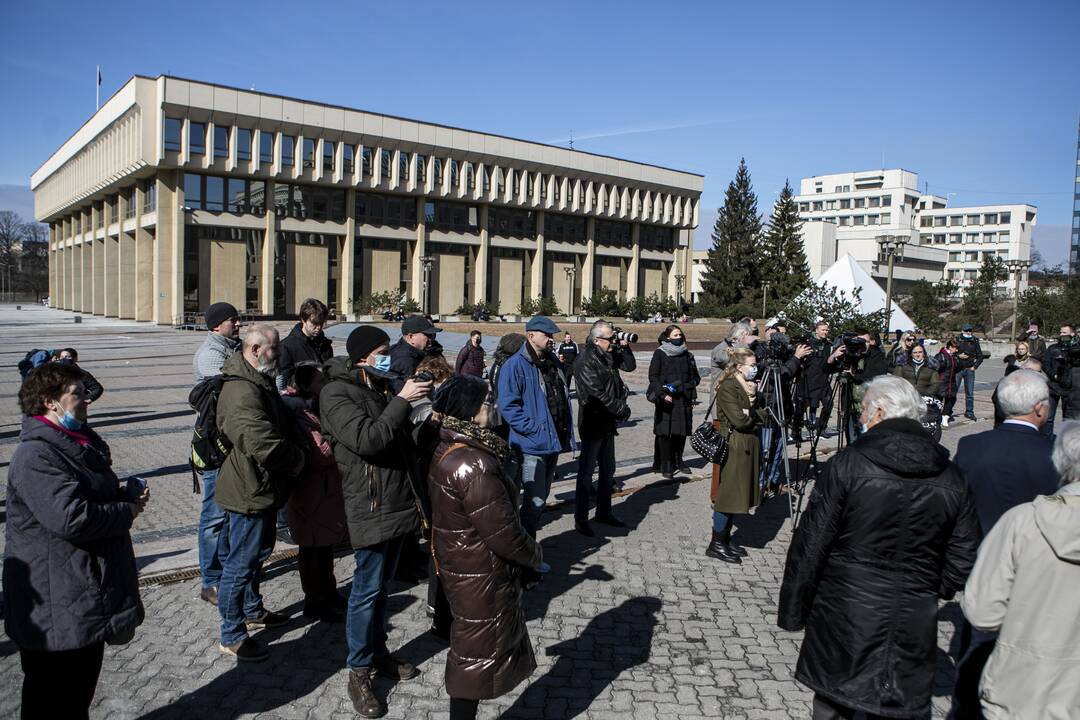 Protestas prieš vakcinas ir karantiną prie Seimo