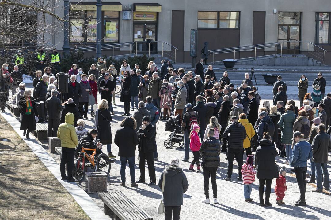 Protestas prieš vakcinas ir karantiną prie Seimo