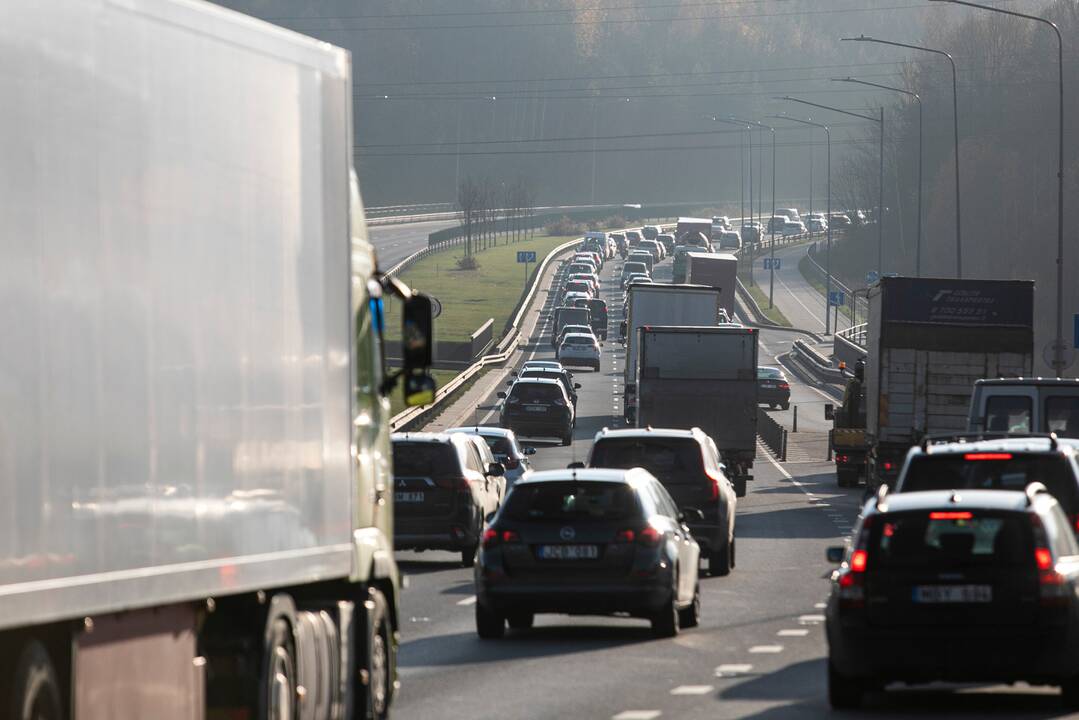 Žadama KET pakeitimų: bus draudžiama lenkti gyvenamojoje zonoje, stabtelėti neįgaliųjų vietose