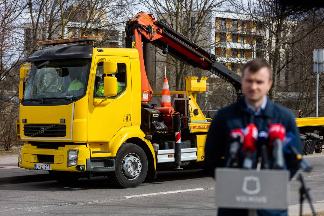 Spaudos konferencija dėl automobilių nutempimo