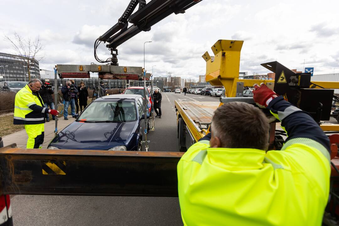 Spaudos konferencija dėl automobilių nutempimo