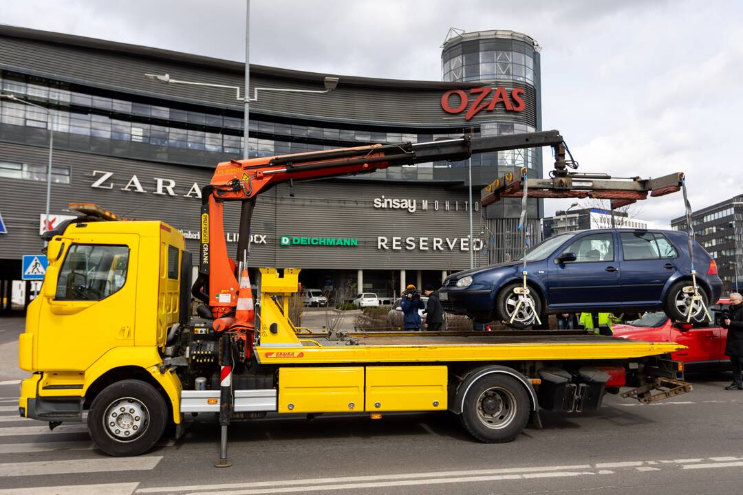 Spaudos konferencija dėl automobilių nutempimo