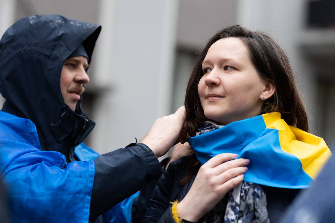 Apsikabinimų akcija prie Ukrainos ambasados