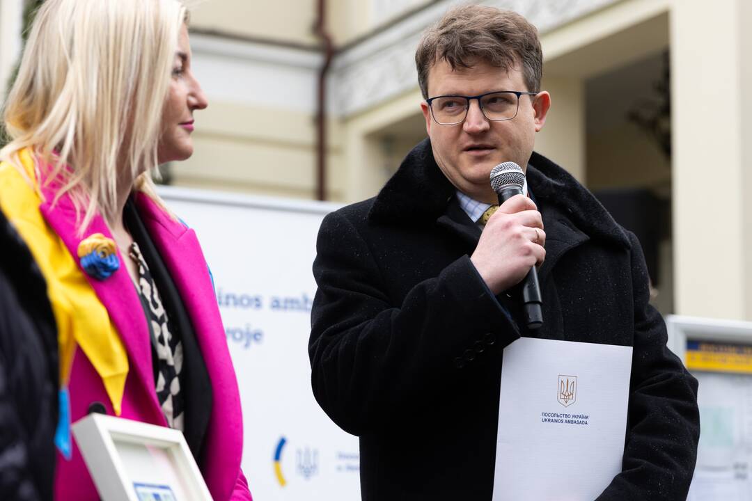 Apsikabinimų akcija prie Ukrainos ambasados