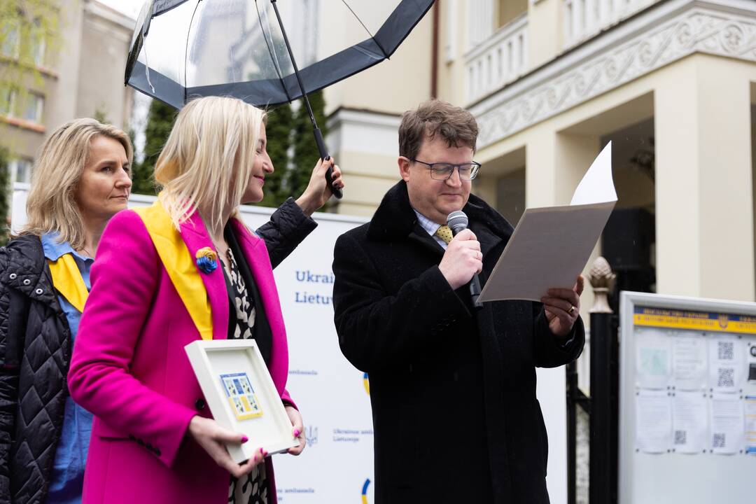 Apsikabinimų akcija prie Ukrainos ambasados