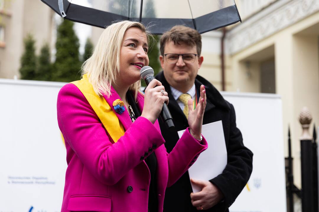 Apsikabinimų akcija prie Ukrainos ambasados