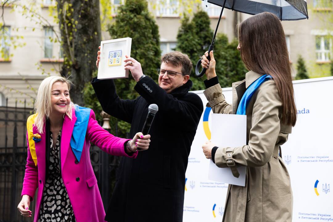 Apsikabinimų akcija prie Ukrainos ambasados