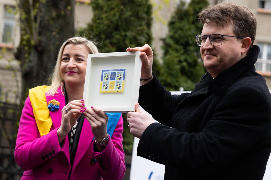 Apsikabinimų akcija prie Ukrainos ambasados
