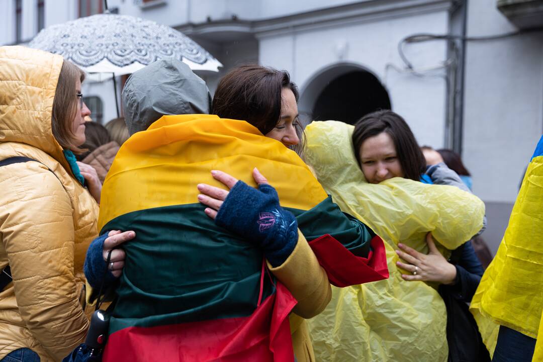 Apsikabinimų akcija prie Ukrainos ambasados