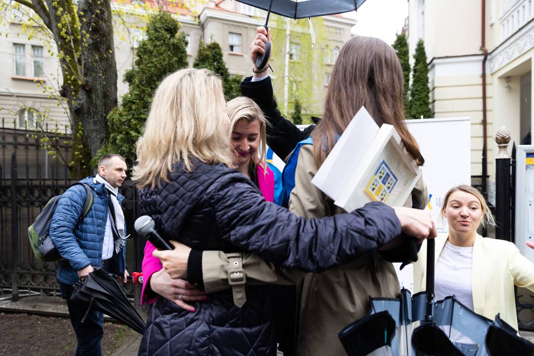 Apsikabinimų akcija prie Ukrainos ambasados