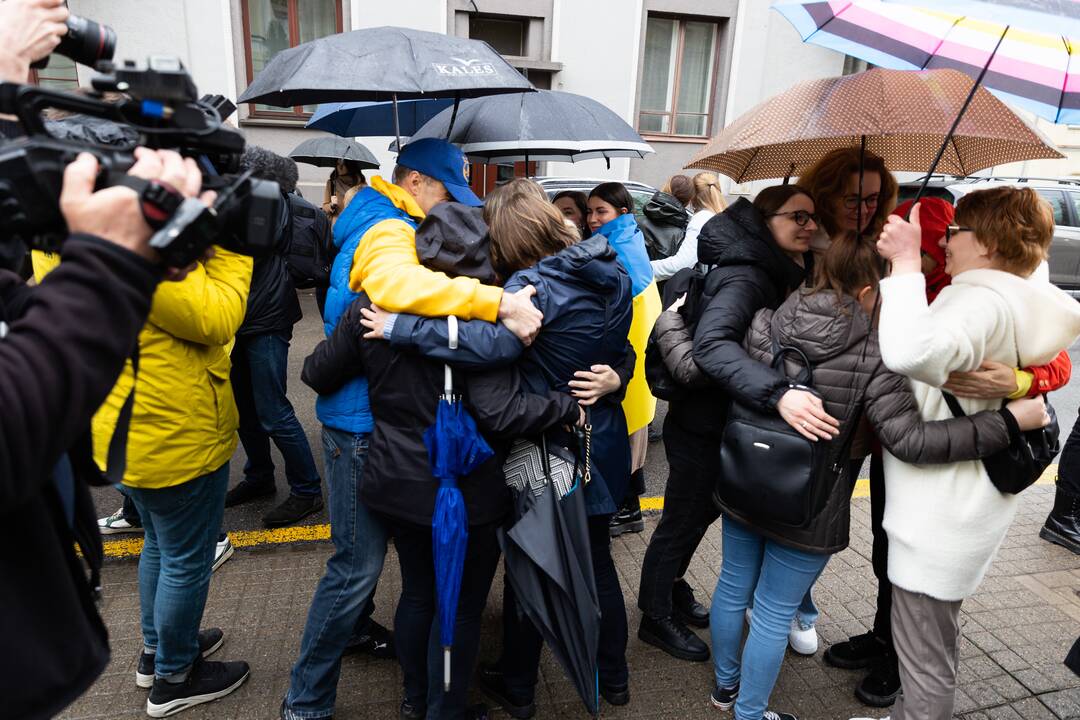 Apsikabinimų akcija prie Ukrainos ambasados