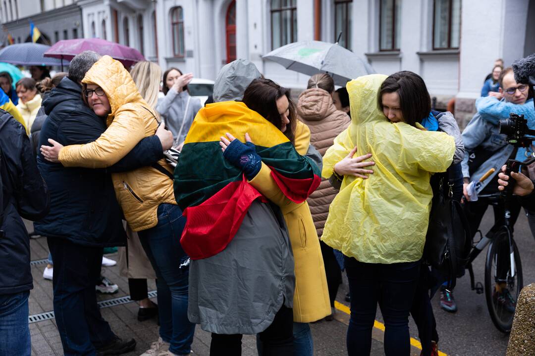 Apsikabinimų akcija prie Ukrainos ambasados