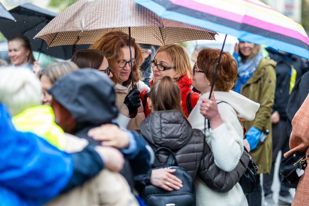 Apsikabinimų akcija prie Ukrainos ambasados