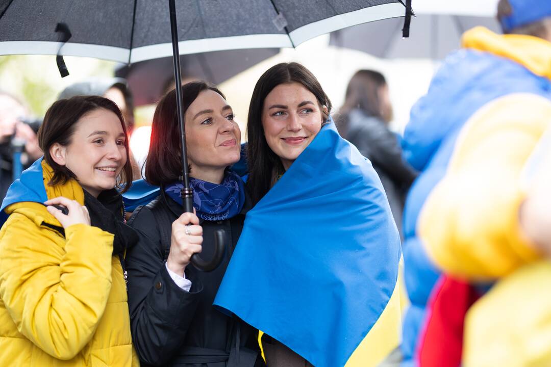 Apsikabinimų akcija prie Ukrainos ambasados