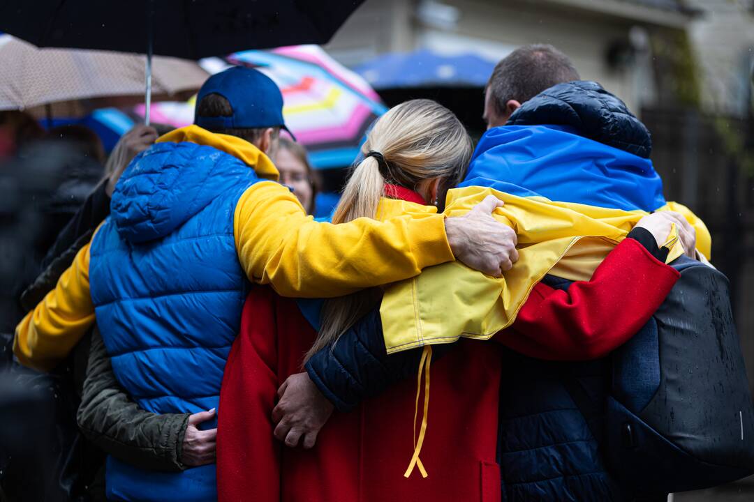 Apsikabinimų akcija prie Ukrainos ambasados