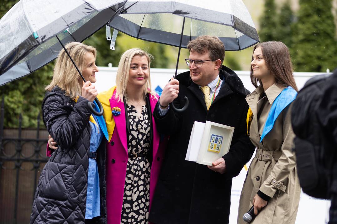 Apsikabinimų akcija prie Ukrainos ambasados