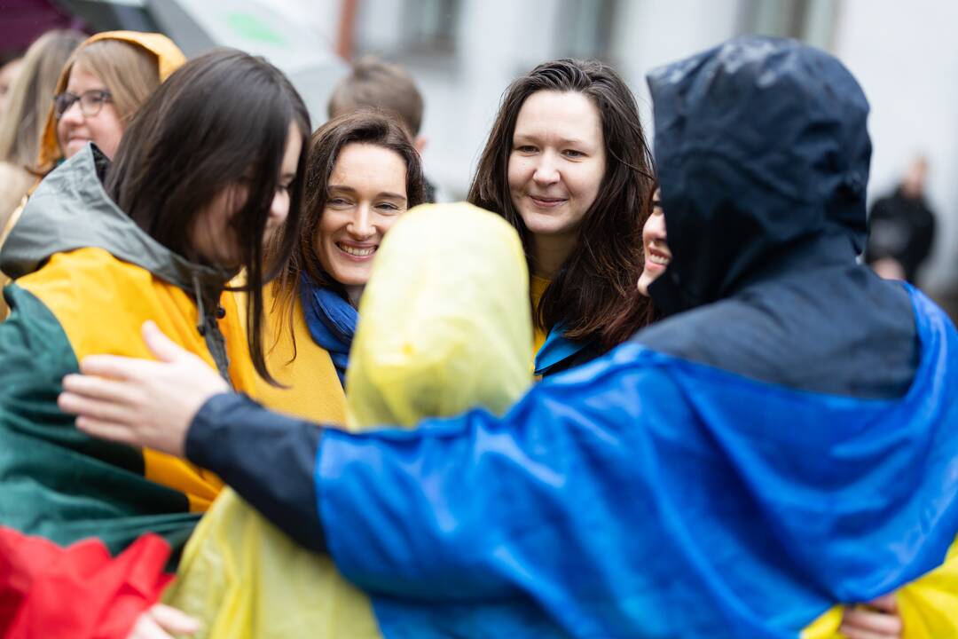 Apsikabinimų akcija prie Ukrainos ambasados
