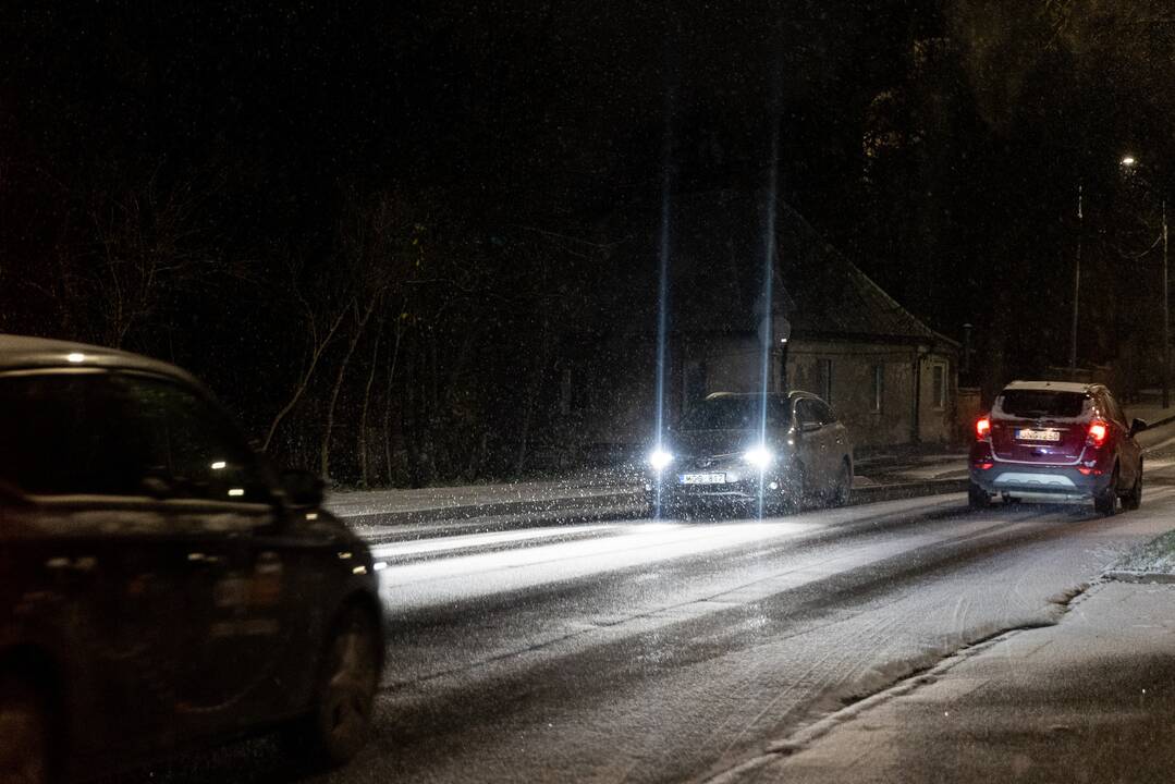 Kelininkai įspėja: naktį eismo sąlygas vietomis sunkins plikledis ir rūkas