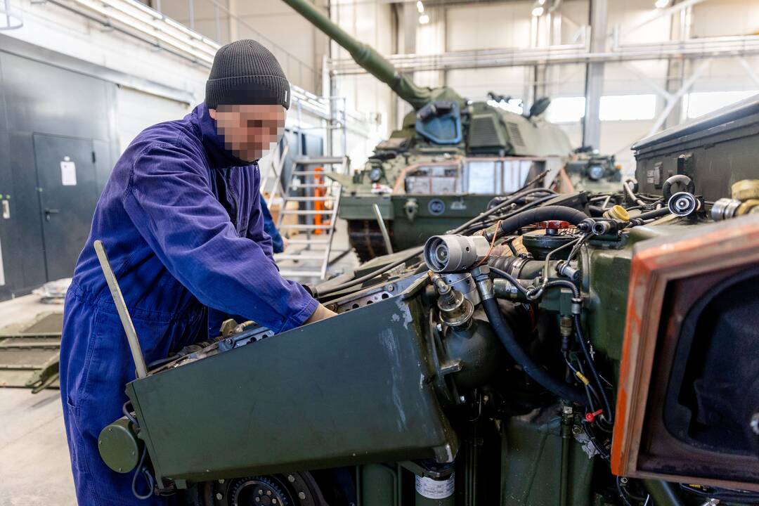 Lietuvos kariai moko ukrainiečius taisyti vokiškas haubicas