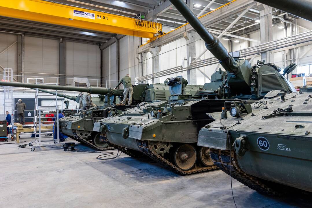 Lietuvos kariai apmoko Ukrainos mechanikus remontuoti savaeiges haubicas