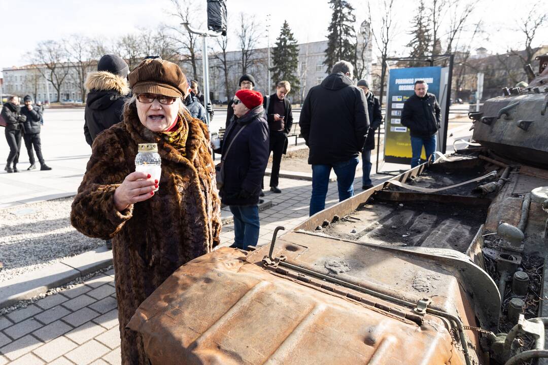 Prie rusų tanko – lankytojai su žvakėmis ir gėlėmis