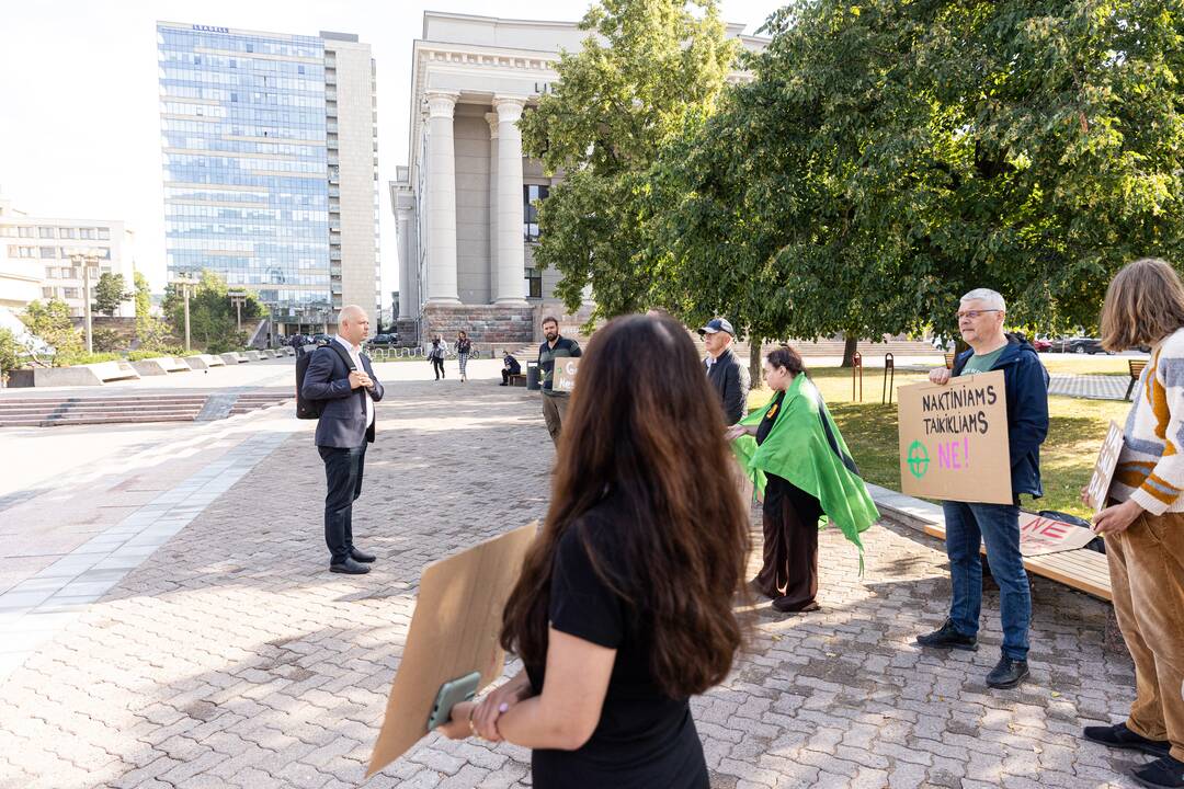 Protestas prieš naktinių taikiklių įteisinimą medžioklėje