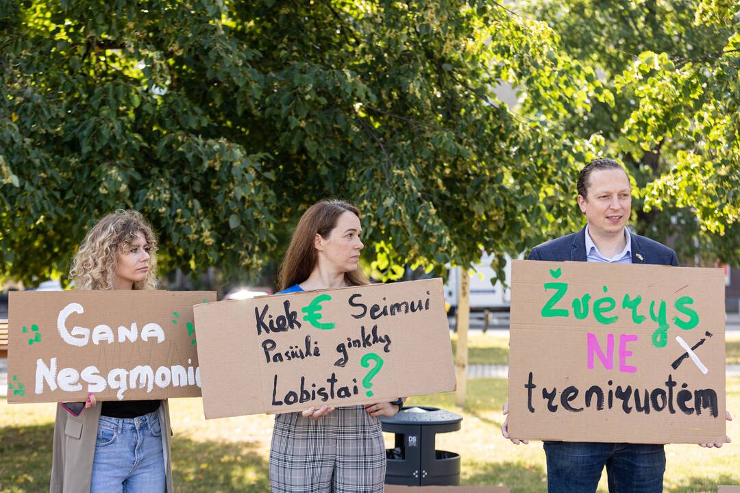 Protestas prieš naktinių taikiklių įteisinimą medžioklėje